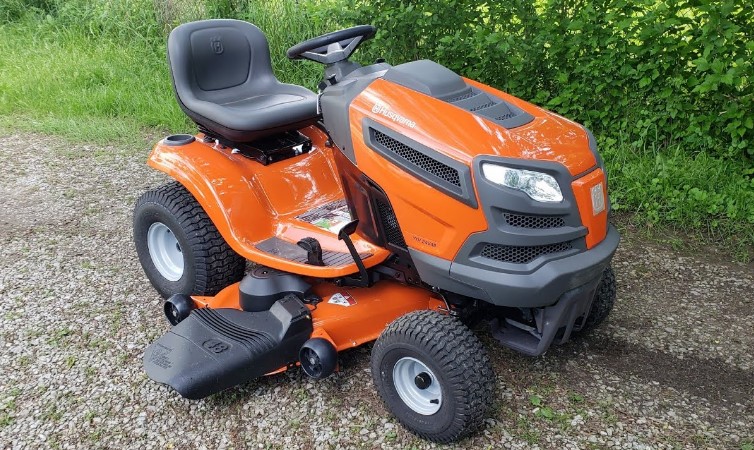 Baštenski traktor Husqvаrnа YTH24V48