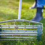 Aerator za travu za zdrav i gust travnjak aerator za travu